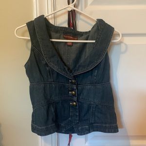 Sleeveless jean brass-button jacket